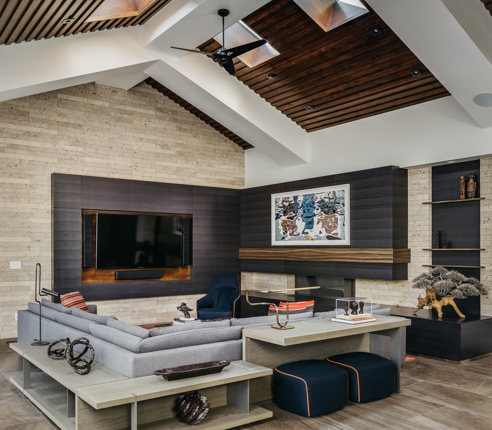 Diseño de sala de estar abierta tradicional renovada grande con chimenea lineal, pared multimedia, suelo beige, paredes blancas y marco de chimenea de piedra