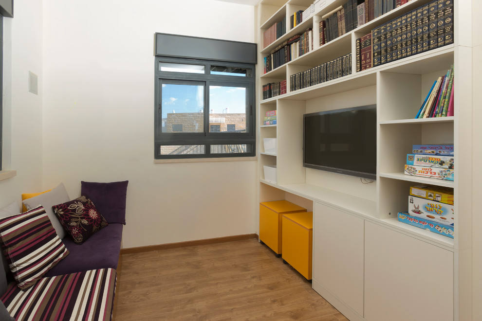 Foto de sala de juegos en casa tipo loft bohemia pequeña sin chimenea con suelo de contrachapado y pared multimedia