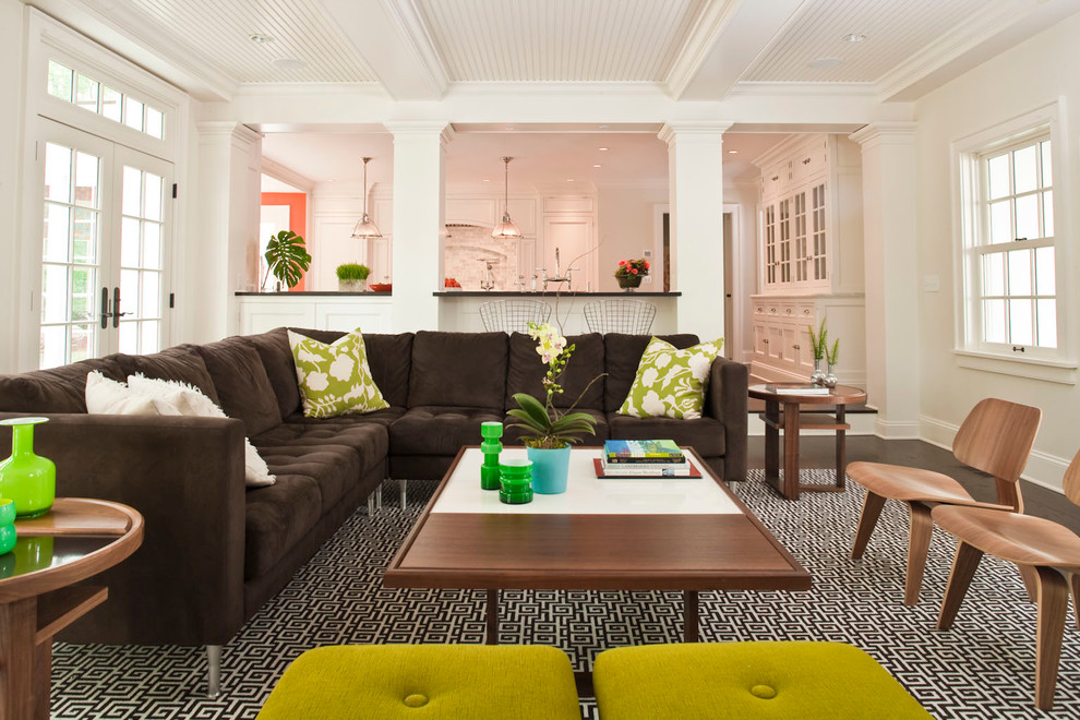 На фото: большая открытая гостиная комната в стиле неоклассика (современная классика) с белыми стенами и ковровым покрытием без камина с