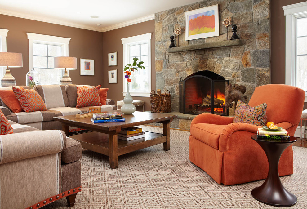 На фото: гостиная комната в классическом стиле с коричневыми стенами с