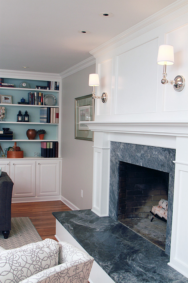 Источник вдохновения для домашнего уюта: большая изолированная гостиная комната в классическом стиле с серыми стенами, паркетным полом среднего тона, стандартным камином и фасадом камина из камня