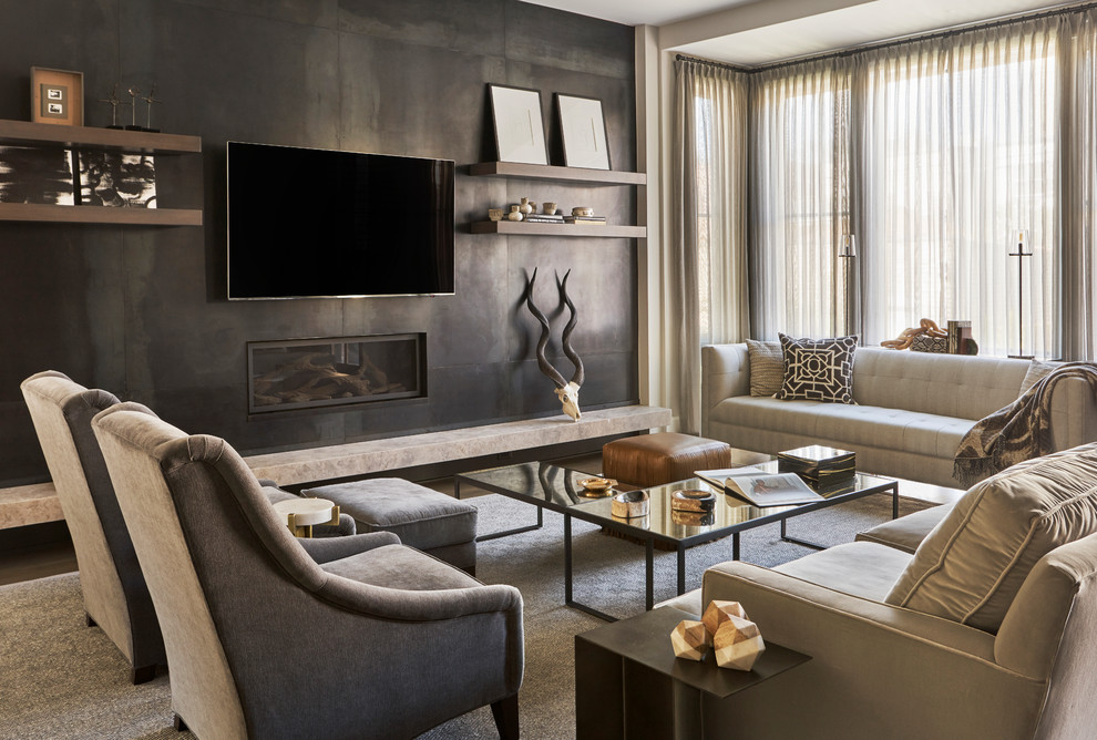 Пример оригинального дизайна: большая открытая гостиная комната в современном стиле с телевизором на стене, темным паркетным полом, горизонтальным камином, серыми стенами и фасадом камина из металла