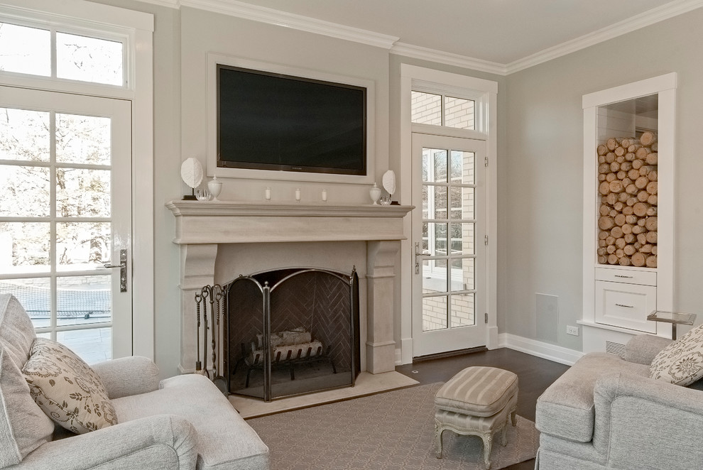 Свежая идея для дизайна: гостиная комната с серыми стенами, стандартным камином, телевизором на стене и ковром на полу - отличное фото интерьера