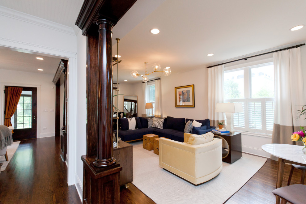 Imagen de sala de estar abierta de estilo de casa de campo de tamaño medio con paredes blancas, suelo de madera oscura, televisor independiente y suelo marrón