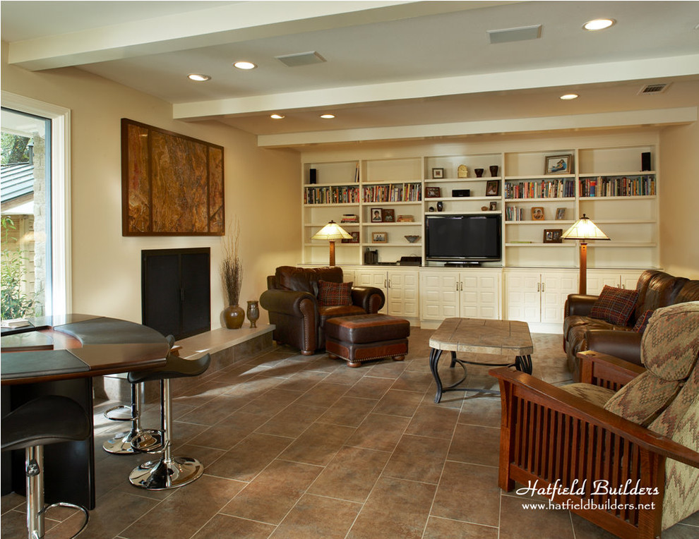 Mittelgroßer, Offener Moderner Hobbyraum mit beiger Wandfarbe, Porzellan-Bodenfliesen, Kamin, verputzter Kaminumrandung und Multimediawand in Dallas