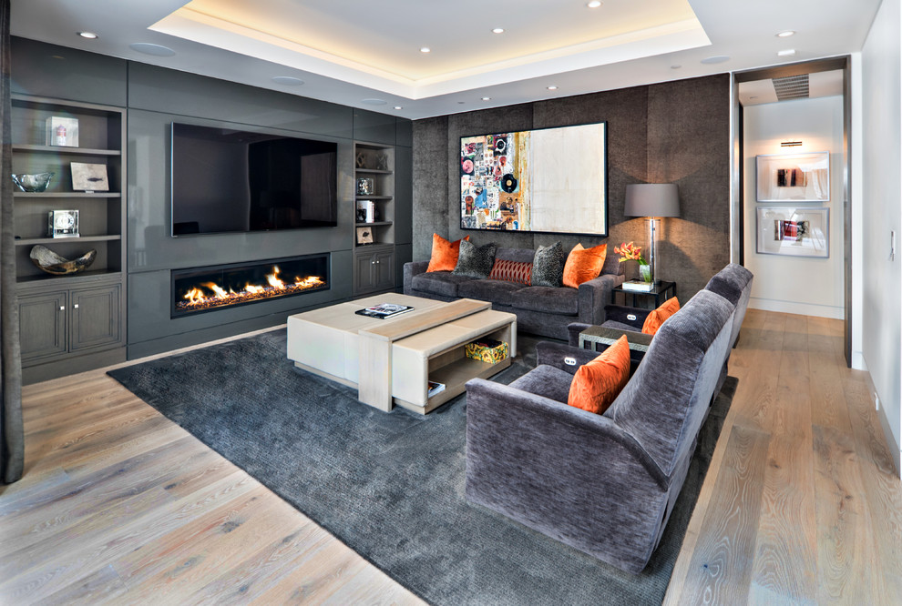 Cette photo montre une salle de séjour moderne de taille moyenne et fermée avec un mur marron, parquet clair, une cheminée ribbon, un manteau de cheminée en métal, un téléviseur encastré et un sol beige.
