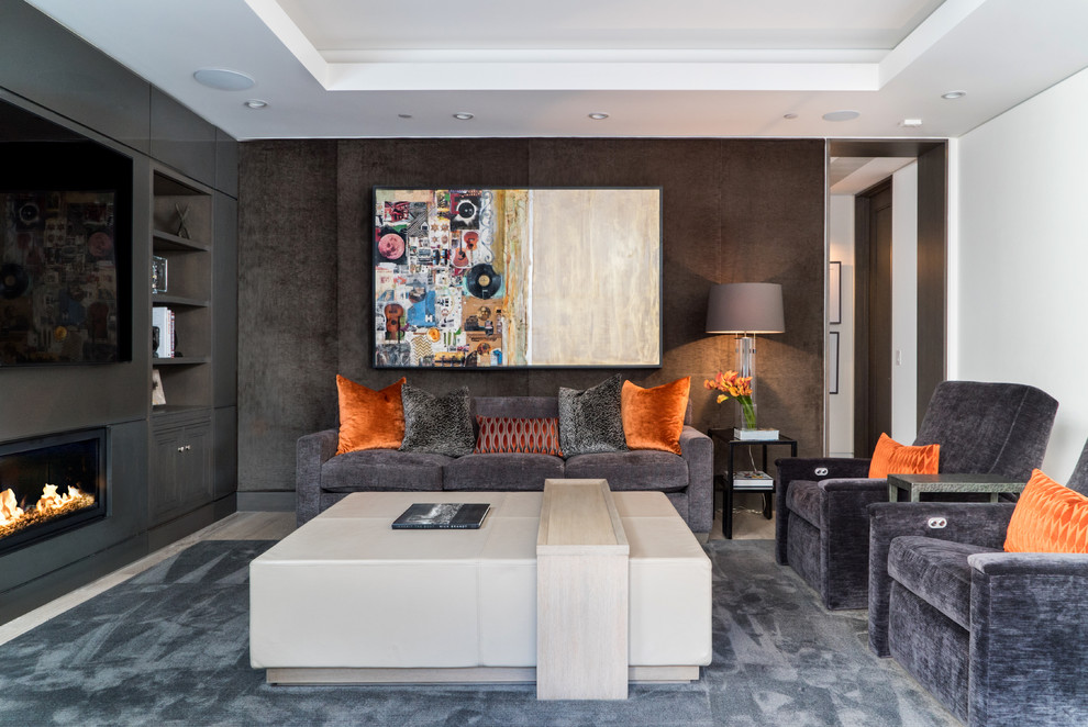 Abgetrenntes, Mittelgroßes Modernes Wohnzimmer mit brauner Wandfarbe, Gaskamin, Multimediawand, Kaminumrandung aus Metall und beigem Boden in Phoenix