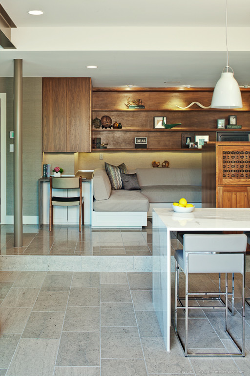 Cette image montre une salle de séjour minimaliste avec un mur gris, un sol en calcaire et un téléviseur encastré.