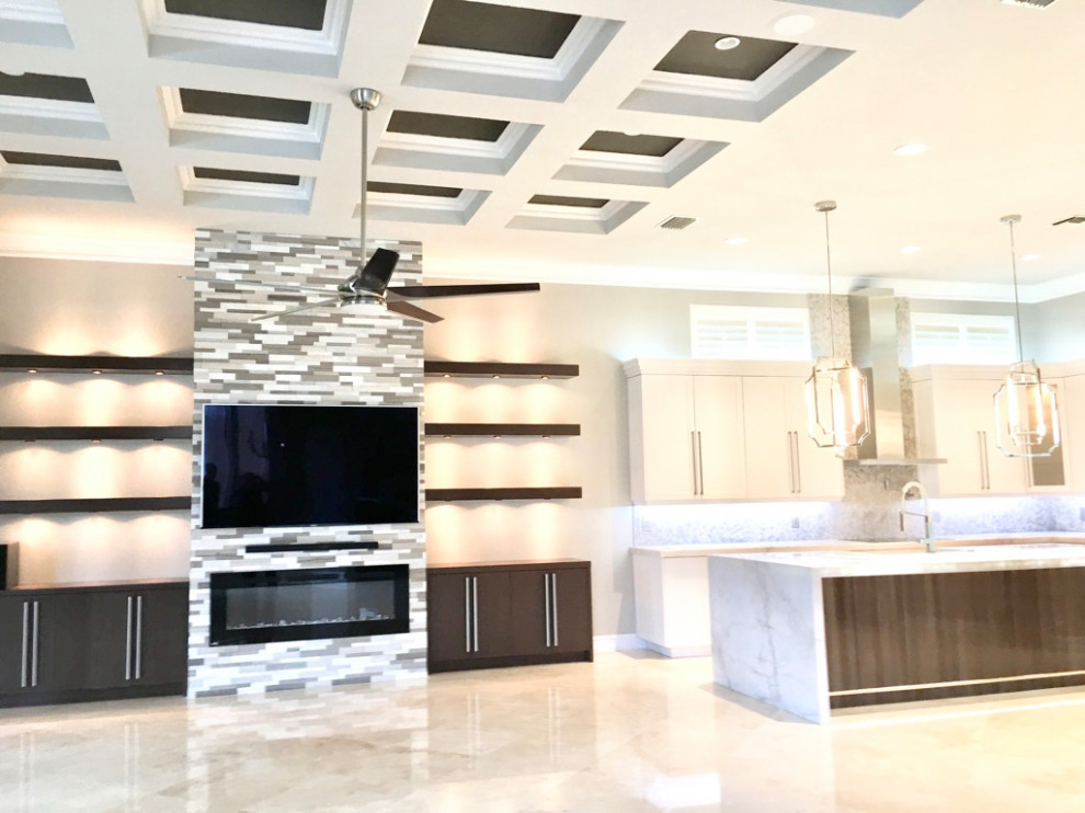 Großes, Offenes Modernes Wohnzimmer mit grauer Wandfarbe, Marmorboden, Hängekamin, Kaminumrandung aus gestapelten Steinen, TV-Wand, beigem Boden und Kassettendecke in Miami
