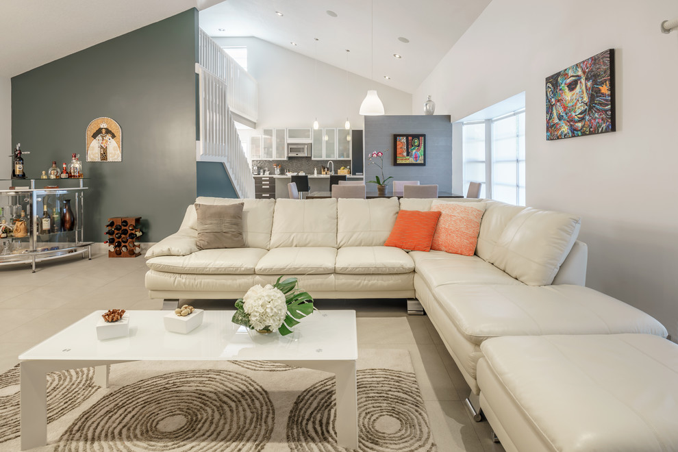 Foto di un soggiorno moderno di medie dimensioni e aperto con angolo bar, pareti bianche, pavimento in gres porcellanato e TV a parete