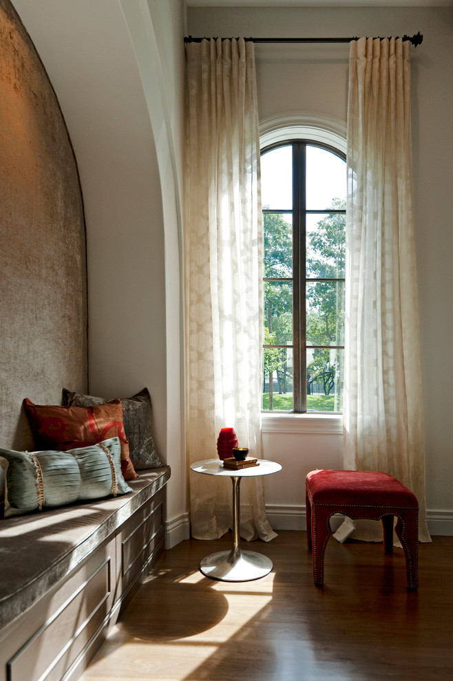На фото: открытая гостиная комната в средиземноморском стиле с светлым паркетным полом с