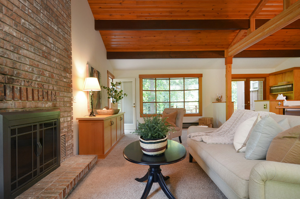 Diseño de sala de estar abierta contemporánea grande con paredes blancas, moqueta, todas las chimeneas y marco de chimenea de ladrillo