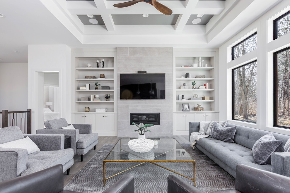 Стильный дизайн: гостиная комната в стиле неоклассика (современная классика) с белыми стенами, светлым паркетным полом, горизонтальным камином и телевизором на стене - последний тренд