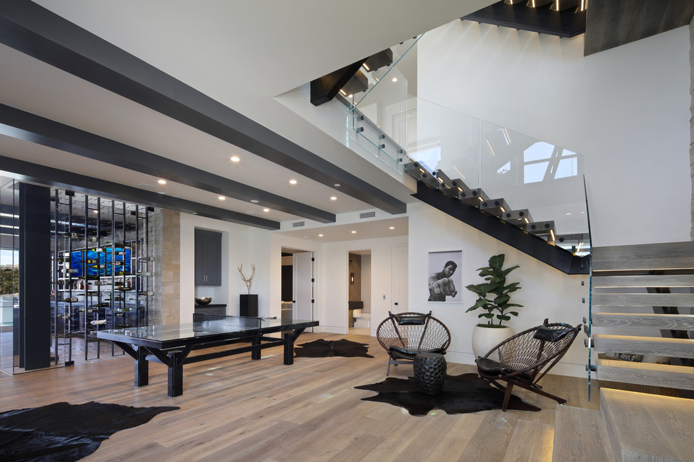 Свежая идея для дизайна: гостиная комната в современном стиле с ковром на полу - отличное фото интерьера