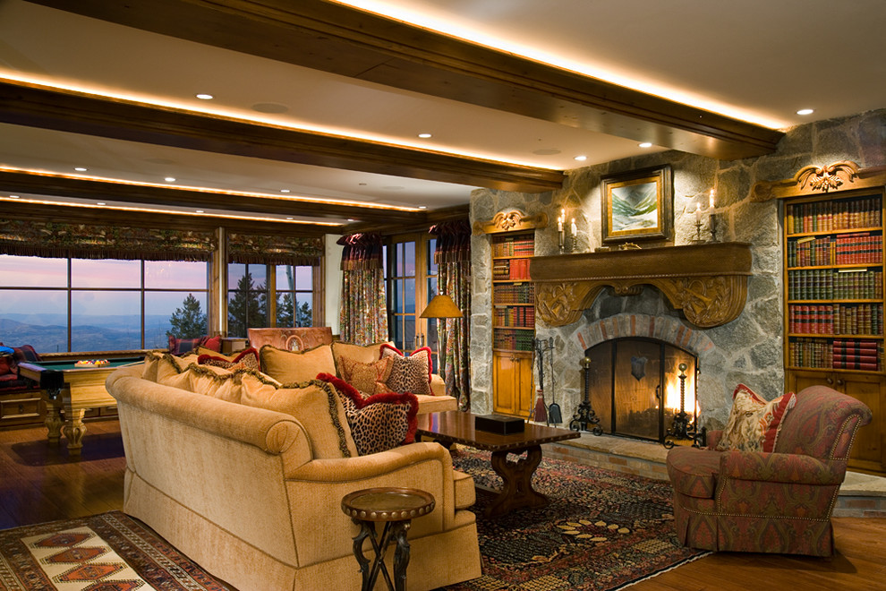 Klassisches Wohnzimmer mit braunem Holzboden, Kamin und Kaminumrandung aus Stein in Salt Lake City