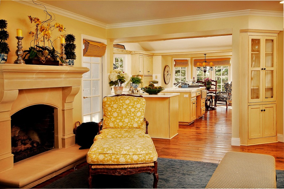 Ejemplo de sala de estar clásica con paredes beige, suelo de madera en tonos medios, todas las chimeneas, marco de chimenea de piedra y alfombra