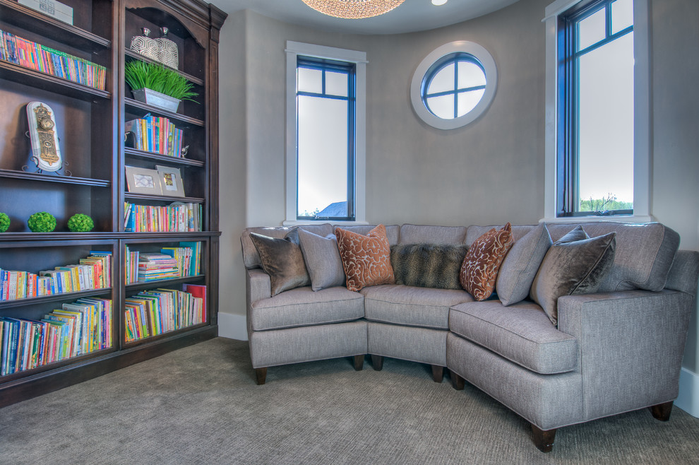 Modelo de sala de estar con biblioteca abierta clásica pequeña con paredes grises, moqueta y televisor colgado en la pared