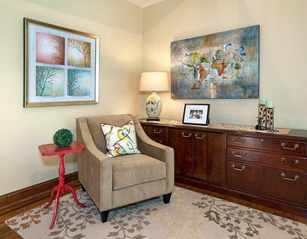 Imagen de sala de estar abierta clásica renovada de tamaño medio sin chimenea y televisor con paredes beige y suelo de madera en tonos medios
