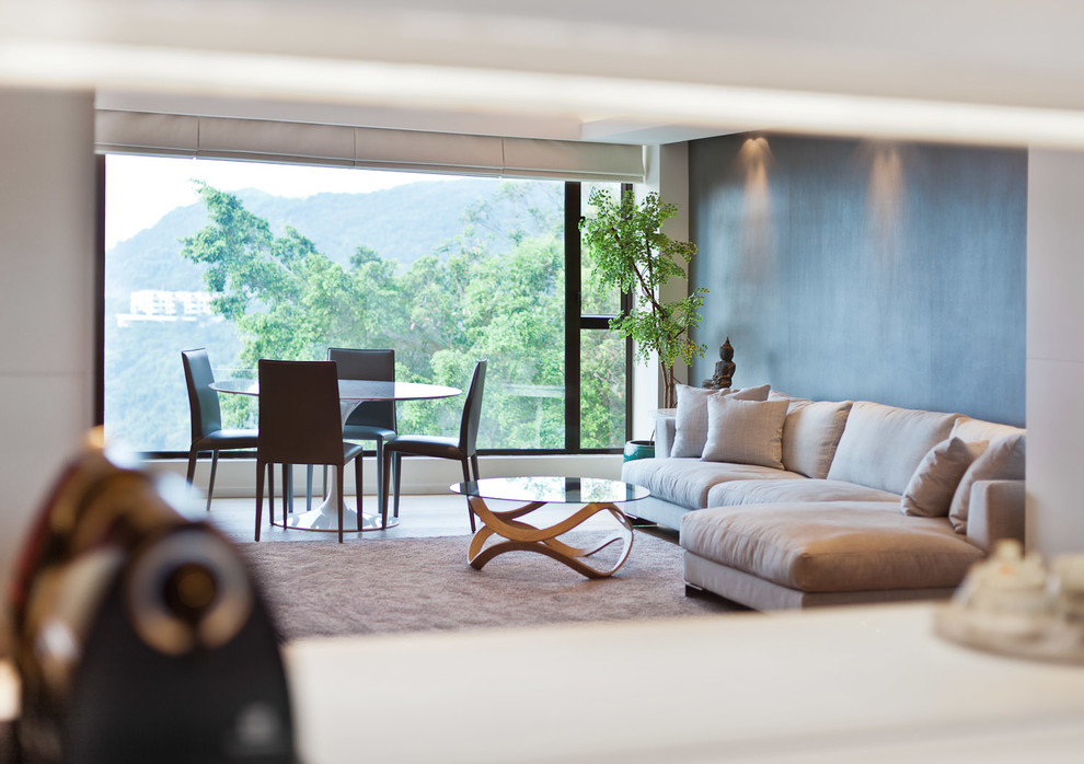 Aménagement d'une grande salle de séjour contemporaine ouverte avec un mur blanc, un sol en bois brun et un téléviseur encastré.