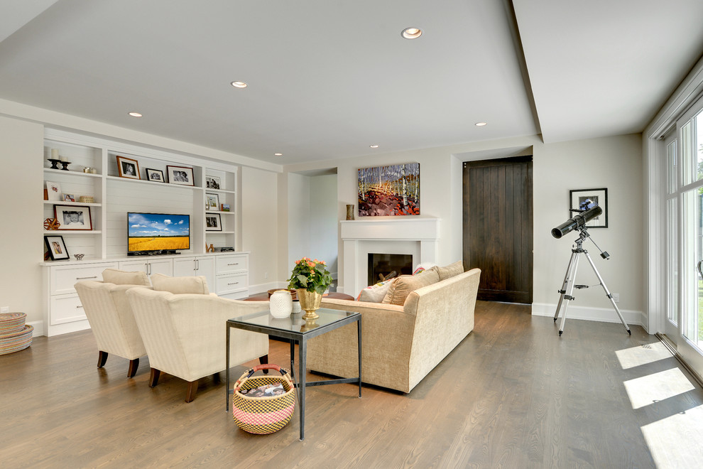 Idée de décoration pour une salle de séjour tradition ouverte avec un mur blanc, un sol en bois brun et un téléviseur indépendant.