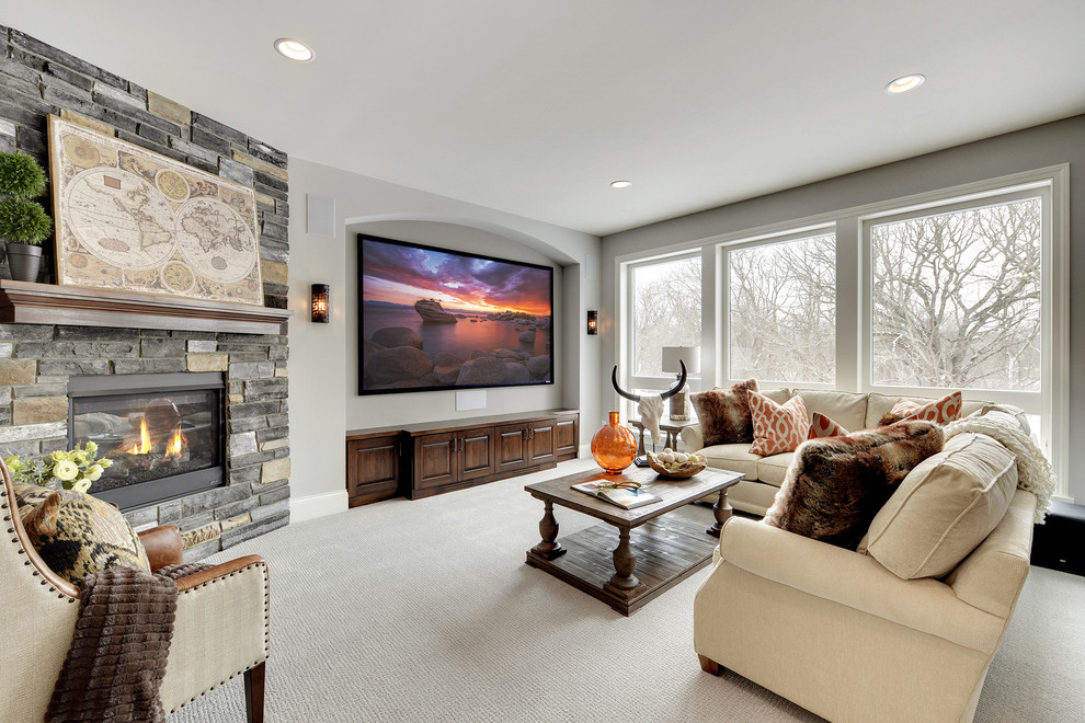 Esempio di un soggiorno chic con pareti grigie, moquette, camino ad angolo, TV a parete e tappeto