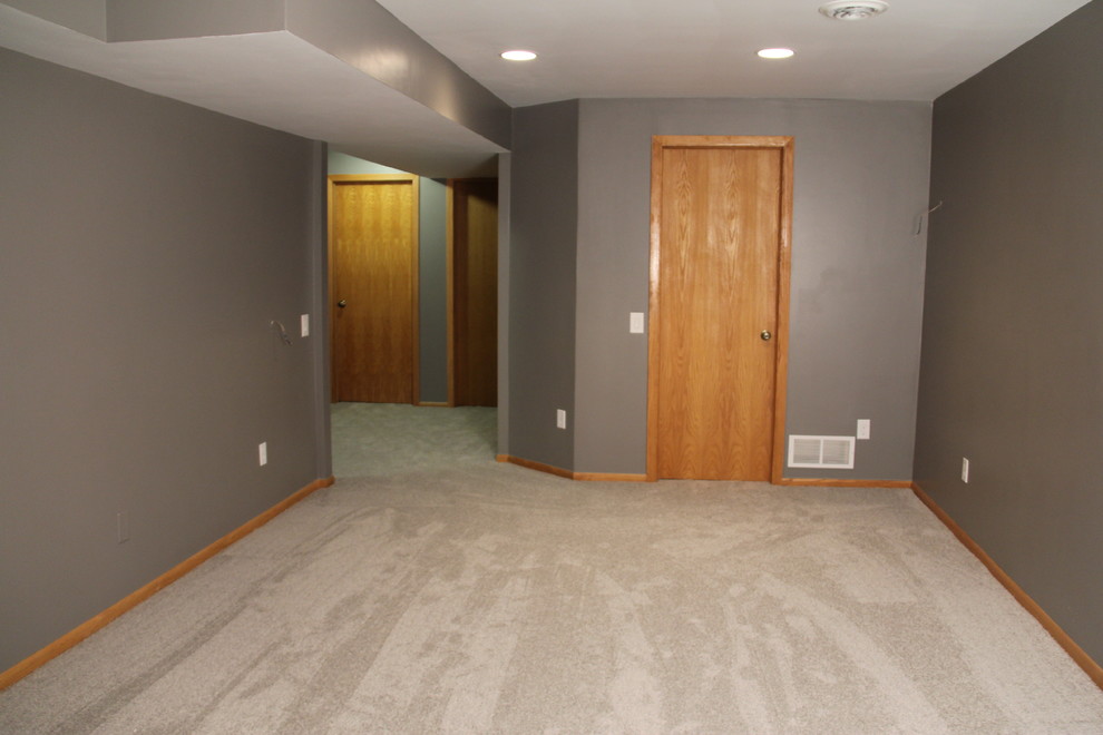 Стильный дизайн: изолированная гостиная комната среднего размера в стиле модернизм с серыми стенами, ковровым покрытием и отдельно стоящим телевизором без камина - последний тренд