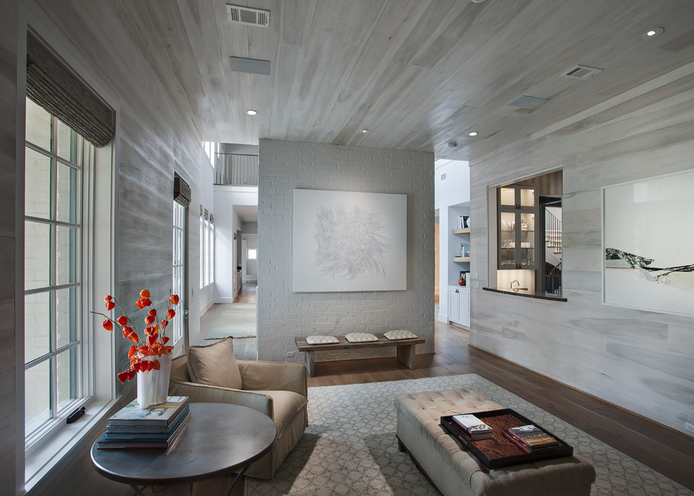 Immagine di un soggiorno minimal di medie dimensioni e chiuso con pareti bianche, parquet scuro e pavimento marrone