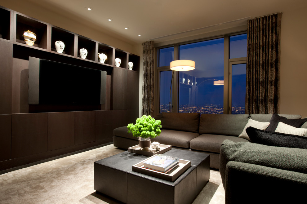 Foto de sala de estar contemporánea con paredes beige, moqueta y pared multimedia