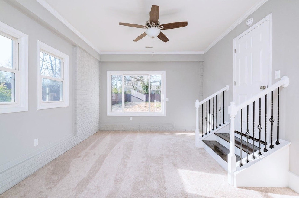 Mittelgroßes, Fernseherloses, Abgetrenntes Klassisches Wohnzimmer ohne Kamin mit grauer Wandfarbe, Teppichboden und beigem Boden in Charlotte
