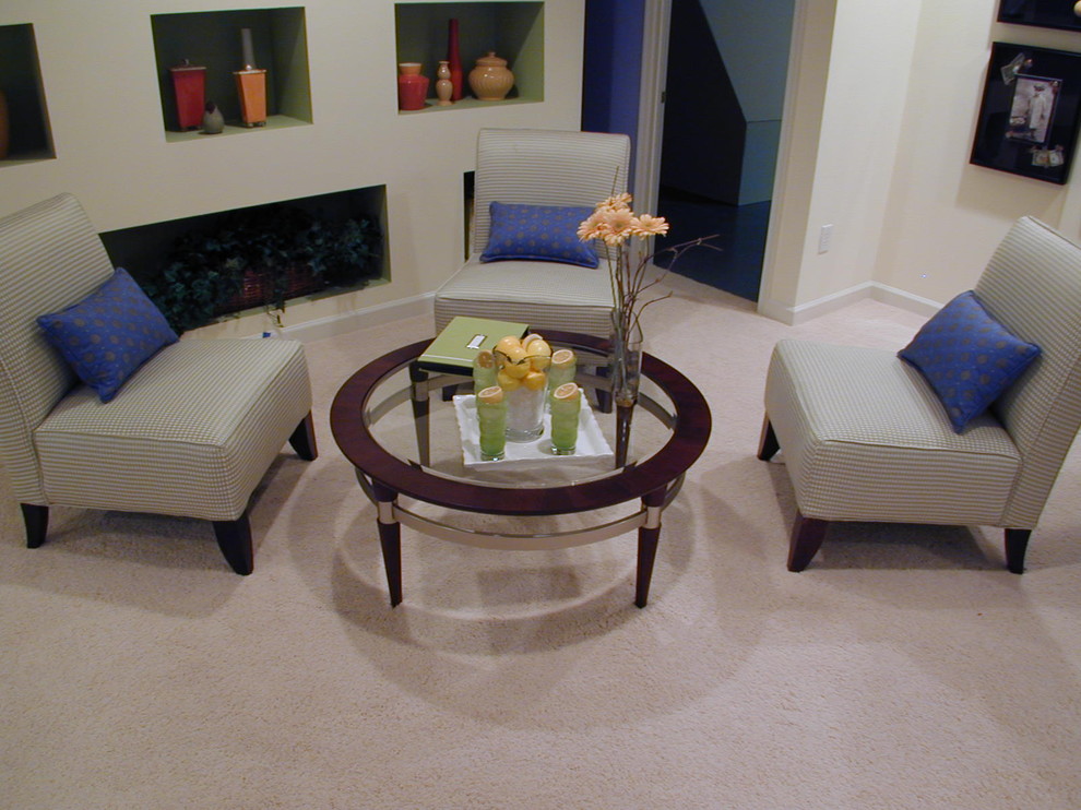 Foto di un soggiorno minimal con pareti beige e moquette