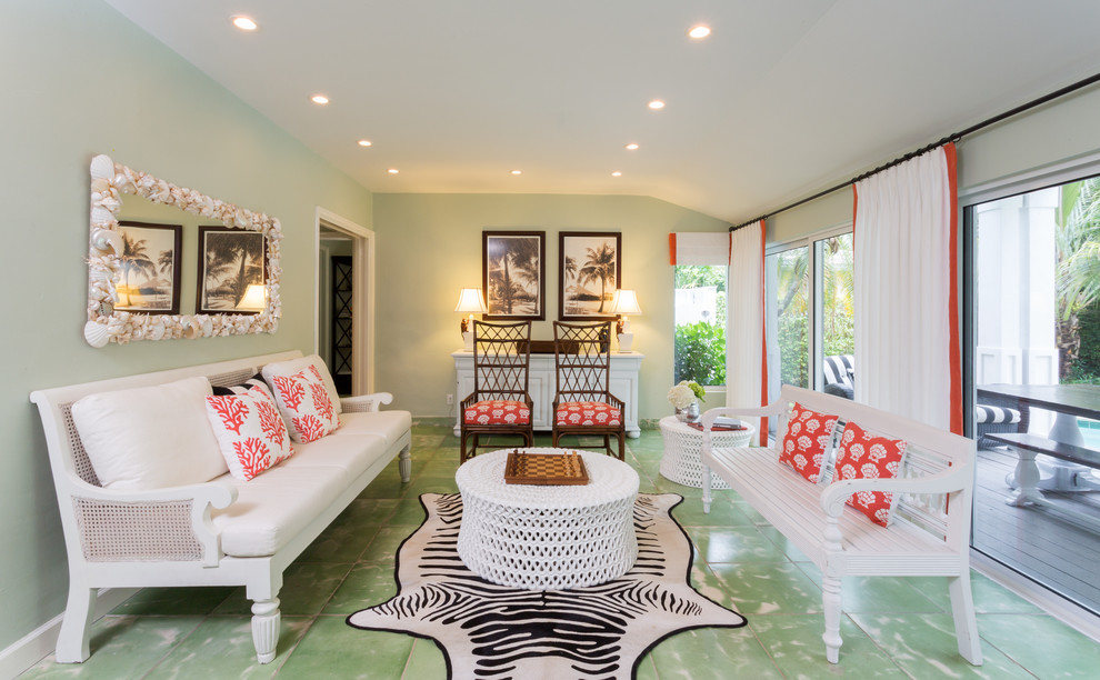 Fernseherloses, Abgetrenntes Wohnzimmer ohne Kamin mit grüner Wandfarbe und grünem Boden in Miami