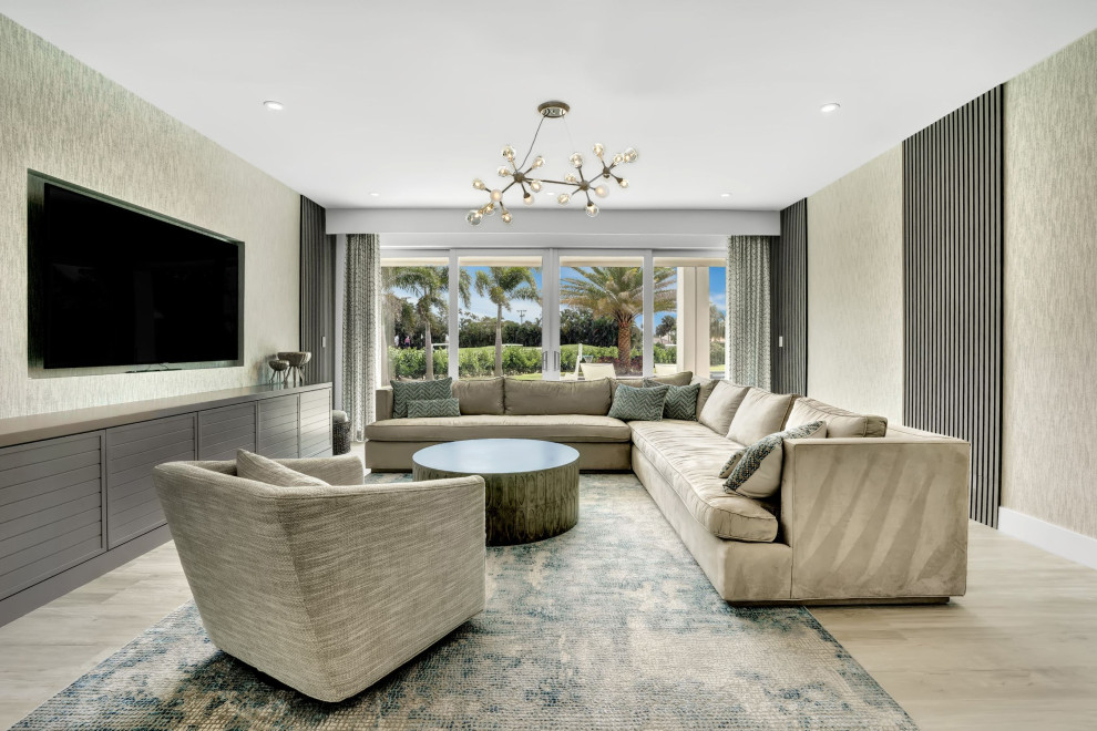 Großes Maritimes Wohnzimmer mit grauer Wandfarbe, Porzellan-Bodenfliesen, TV-Wand, grauem Boden und Tapetenwänden in Miami