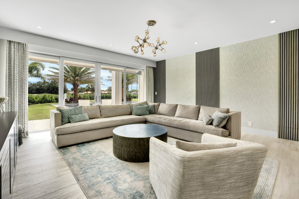 Geräumiges, Abgetrenntes Maritimes Wohnzimmer mit grauer Wandfarbe, Porzellan-Bodenfliesen, TV-Wand, grauem Boden und Wandpaneelen in Miami