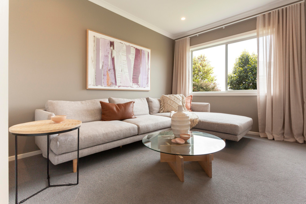 Foto de sala de estar contemporánea con moqueta, suelo gris y paredes marrones
