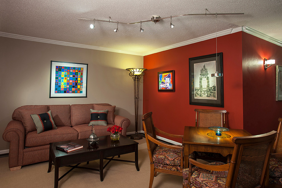 Foto di un soggiorno tradizionale con sala giochi, pareti rosse, moquette e pavimento beige