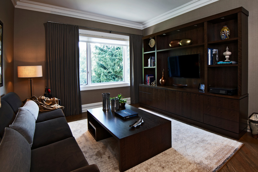 Пример оригинального дизайна: изолированная гостиная комната среднего размера в стиле неоклассика (современная классика) с коричневыми стенами, темным паркетным полом и телевизором на стене