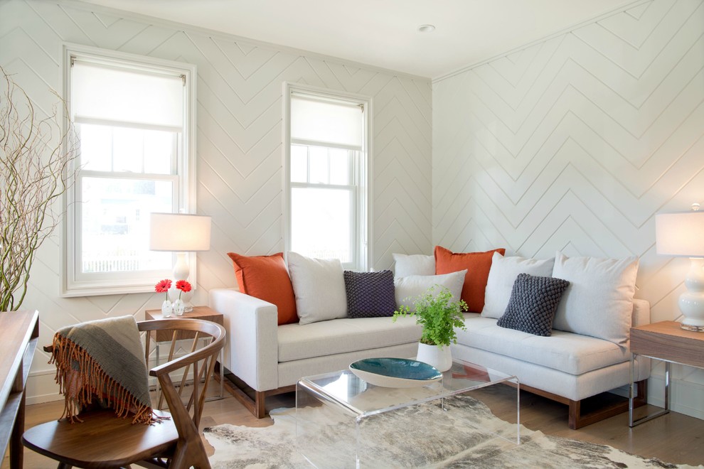 Ispirazione per un soggiorno stile marinaro di medie dimensioni e chiuso con pareti bianche e pavimento in legno massello medio