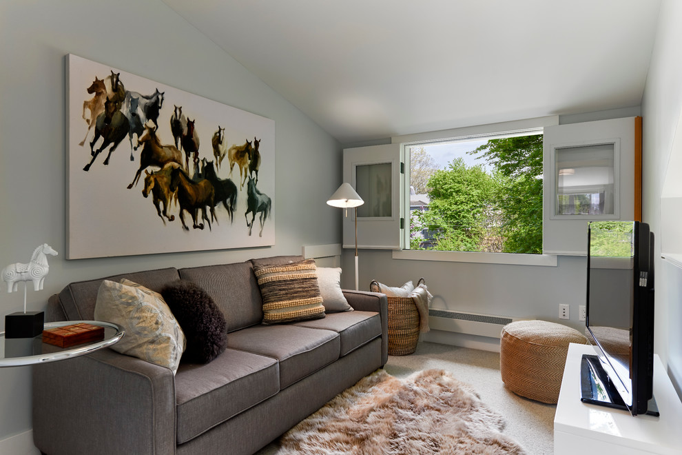 Klassisches Wohnzimmer mit grauer Wandfarbe, Teppichboden und freistehendem TV in Vancouver