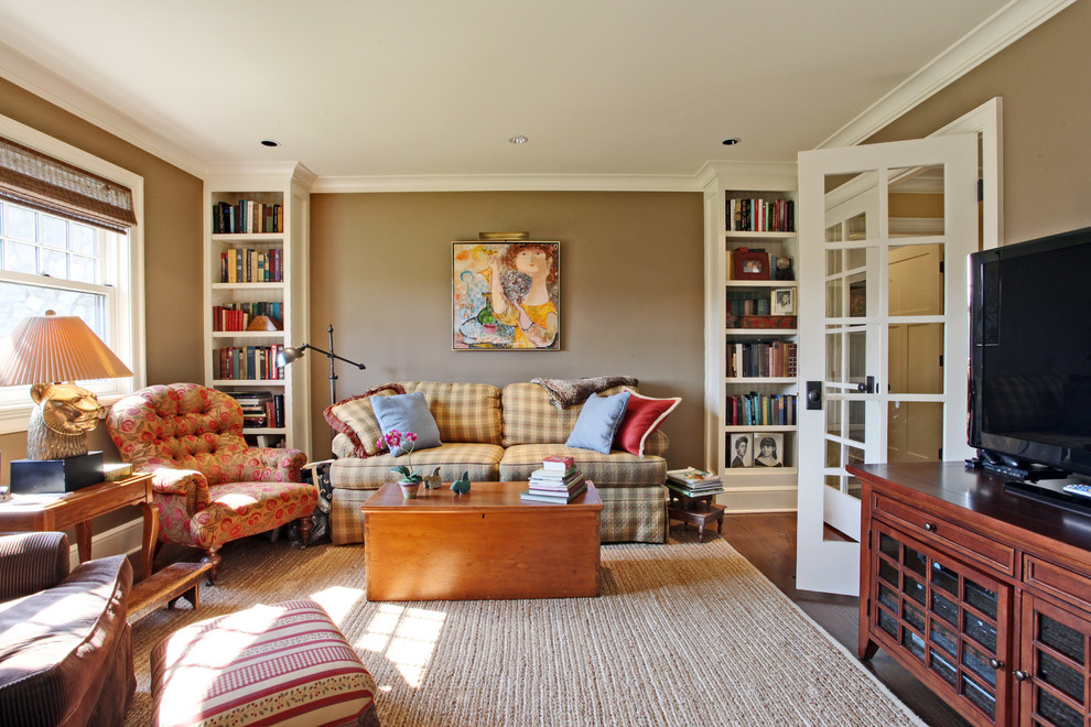 Diseño de sala de estar cerrada de estilo de casa de campo con paredes beige, suelo de madera oscura, televisor independiente y alfombra