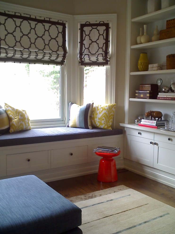 Ejemplo de sala de estar tradicional con paredes beige y suelo de madera oscura