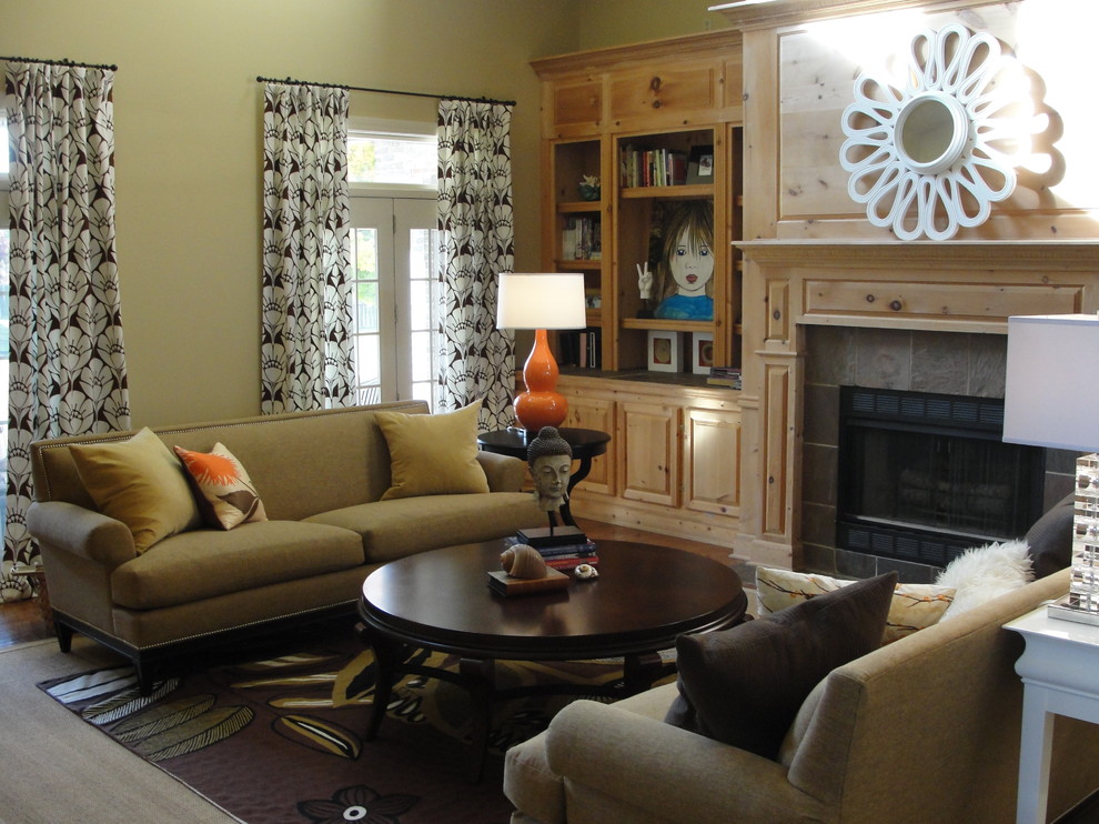 Diseño de sala de estar ecléctica con paredes verdes y marco de chimenea de baldosas y/o azulejos
