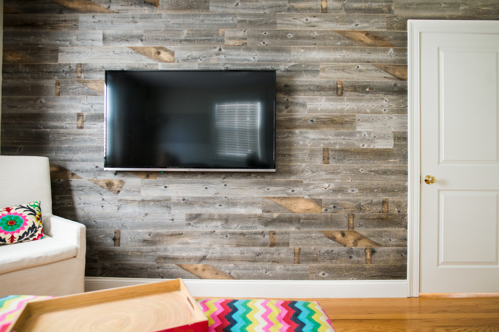 Foto de sala de estar sin chimenea con suelo de madera clara y televisor colgado en la pared