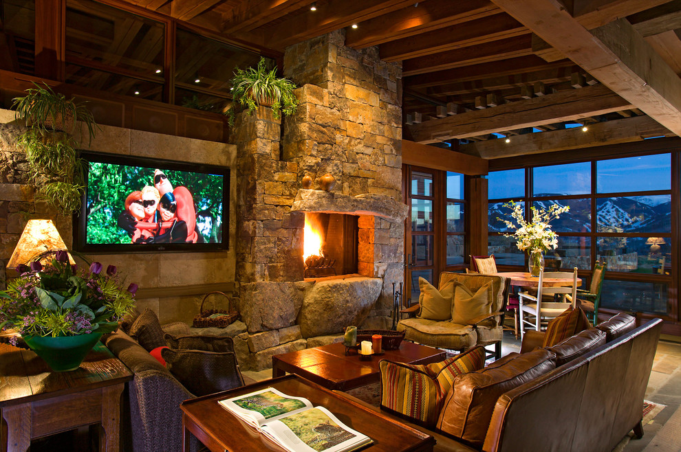 Diseño de sala de estar abierta contemporánea con todas las chimeneas, marco de chimenea de piedra y televisor colgado en la pared