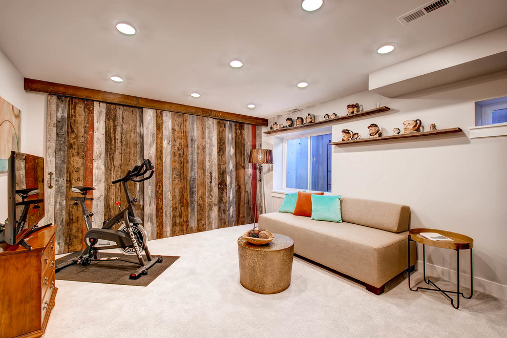 Imagen de sala de estar cerrada tradicional renovada de tamaño medio con paredes grises, moqueta y televisor independiente