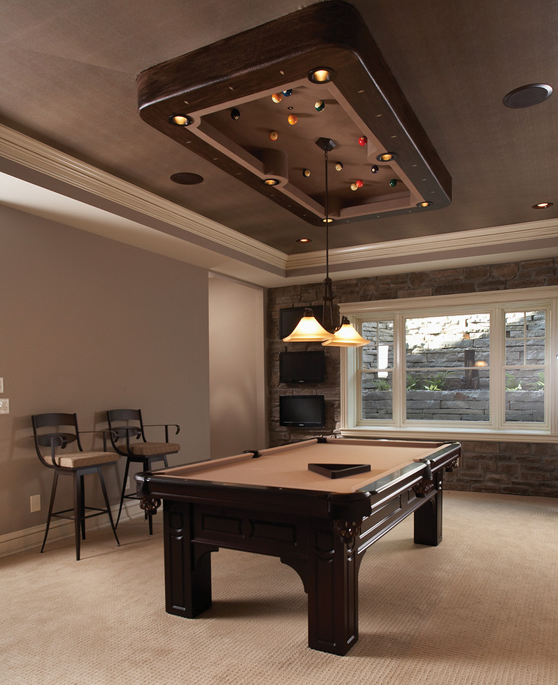 На фото: изолированная комната для игр среднего размера в классическом стиле с ковровым покрытием с