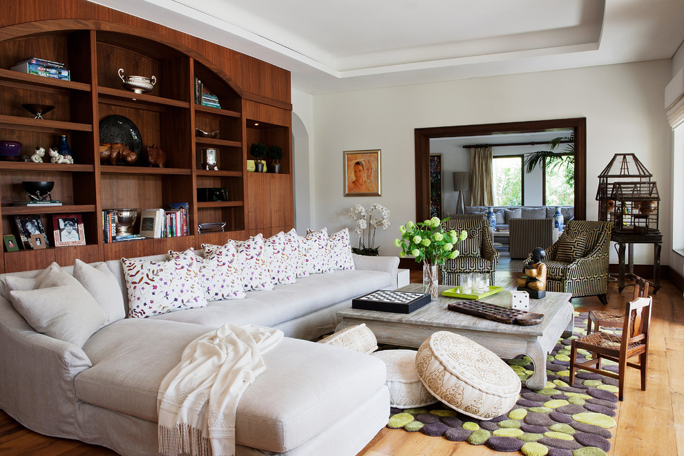 Стильный дизайн: открытая гостиная комната в современном стиле с серыми стенами, паркетным полом среднего тона и ковром на полу - последний тренд