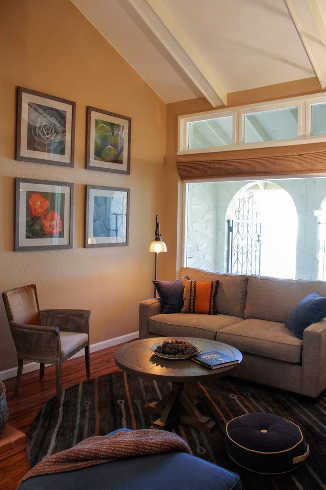 Источник вдохновения для домашнего уюта: большая открытая гостиная комната в современном стиле с оранжевыми стенами и паркетным полом среднего тона без телевизора
