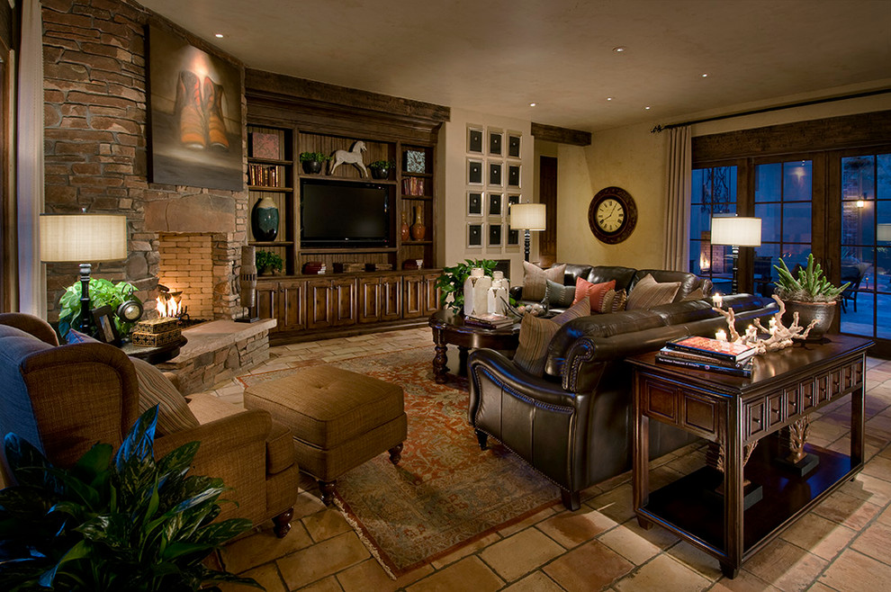 Mittelgroßes, Offenes Klassisches Wohnzimmer mit beiger Wandfarbe, Travertin, Eckkamin, Kaminumrandung aus Stein und Multimediawand in Denver