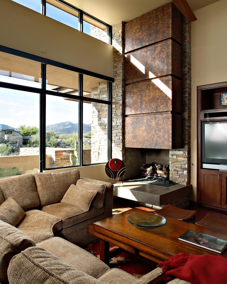 На фото: гостиная комната в современном стиле с бежевыми стенами, стандартным камином, фасадом камина из металла и мультимедийным центром