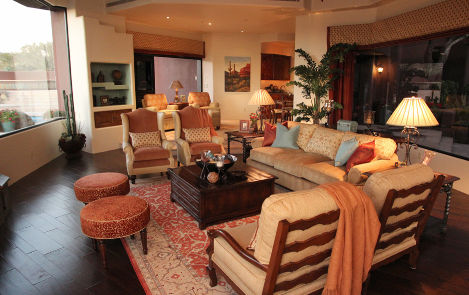 Immagine di un soggiorno classico di medie dimensioni con pareti beige, pavimento in vinile, nessun camino e pavimento marrone